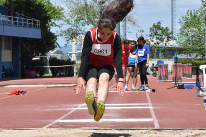 Bursa'da 800'den fazla sporcunun katıldığı atletizm müsabakaları başladı