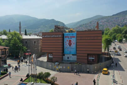 Bursa'da Boyner binasının yıkımına başlandı