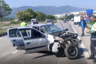 Bariyerlere çarpan otomobildeki 3 kişi yaralandı