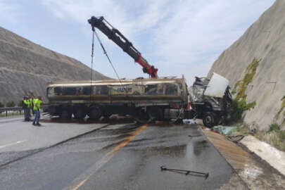 Otoyolda devrilen tankerin sürücüsü yaralandı