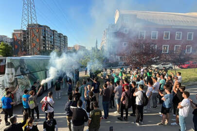 Frutti Extra Bursasporlu taraftarlar, takımlarını karşıladı