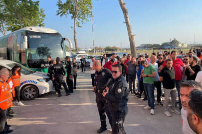 Küme düşen Bursaspor'un taraftarı futbolculara tepki gösterdi