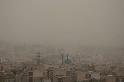 Tahran'da hava kirliliği nedeniyle tüm okullar ve kurumlar tatil edildi