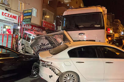 Bursa'da faciadan dönüldü; Freni boşalan kamyon park halindeki 9 araca çarptı