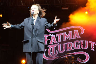 Konseri binlerce kişi izledi; Fatma Turgut Bursa'yı coşturdu