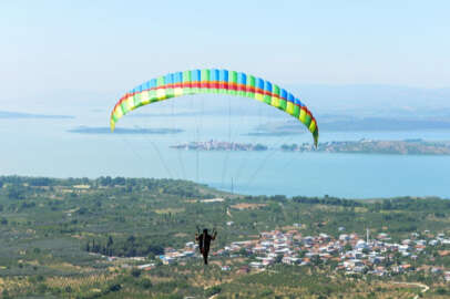 Kostümlerini giyip gökyüzünde uçtular