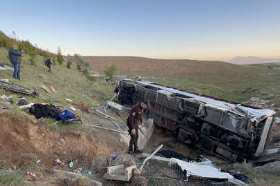 Niğde'de otobüs devrildi; 3 ölü, 41 yaralı