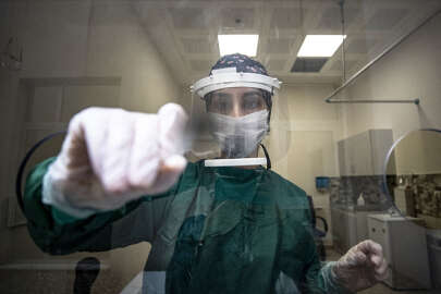 Günlük Kovid-19 vaka sayısı yaklaşık iki yıl sonra ilk kez 1000'in altına indi