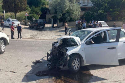 Mustafakemalpaşa'da iki otomobilin çarpıştığı kazada 6 kişi yaralandı