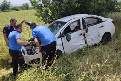 İnegöl'de ağaca çarpan otomobildeki 4 kişi yaralandı