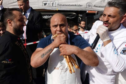 On dakikada 15 metrelik böreği yedi