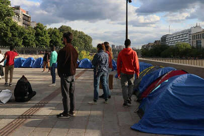 Paris’te ‘çocuk göçmenler’ kalıcı barınma talebiyle meydanda çadırlı kamp kurdu