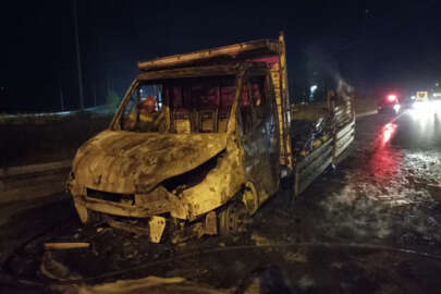 Kamyonet seyir halindeyken alev alarak yandı