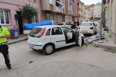 Önce minibüse, ardından direğe çarptı