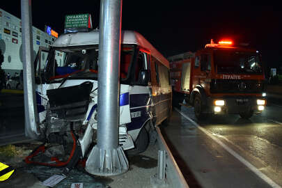 Bursa'da yolcu minibüsü direğe çarptı; 12 yaralı