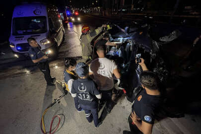 Hurdaya dönen otomobilde sıkışan sürücü güçlükle kurtarıldı