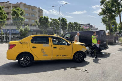 Kamyonla çarpışan taksinin şoförü ve yolcu yaralandı