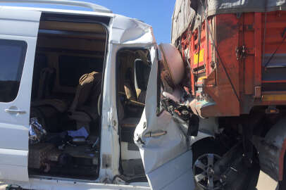 Kamyona çarpan minibüsteki 13 kişi yaralandı