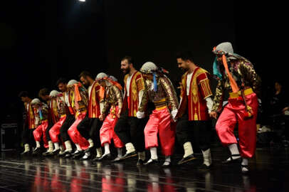 İzmir Devlet ve Türk Dünyası Dans ve Müzik topluluğu Bursa'da sahne aldı