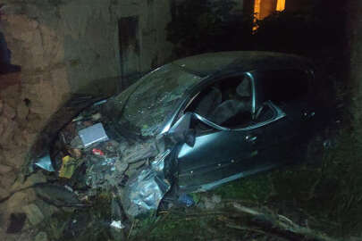 Bursa'da duvara çarpan otomobilde sıkışan kişi hayatını kaybetti