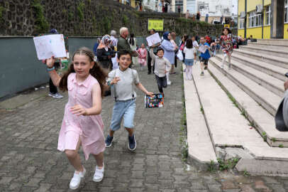 Yaklaşık 18 milyon öğrenci karnesini alarak yaz tatiline girdi