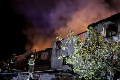 Tekstil atölyesinde çıkan yangın 2 eve sıçradı