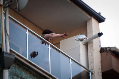 Bursa'da sinir krizi geçiren kadın evindeki eşyaları balkondan sokağa attı