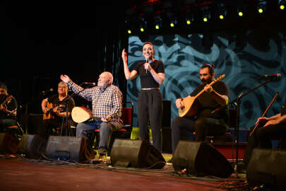 Festivalde türkü gecesi; Musa Eroğlu ve Sevcan Orhan sahne aldı