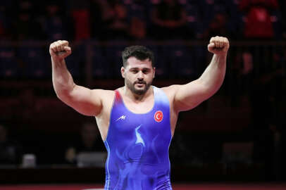 Milli güreşçi Rıza Kayaalp'ten altın madalya