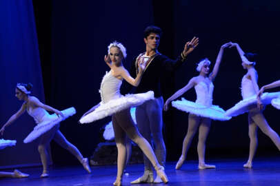 Bursa'da "Kuğu Gölü" gösterisi sanatseverlerle buluştu