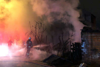 Bursa'da beş kişilik ailenin yaşadığı baraka kül oldu