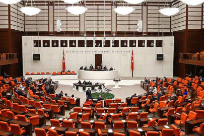 AKP ve MHP'nin "dezenformasyon teklifi" yeni yasa dönemine ertelendi