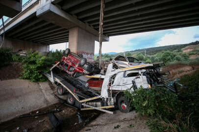 Bursa'da otomobil taşıyan tır viyadükten düştü