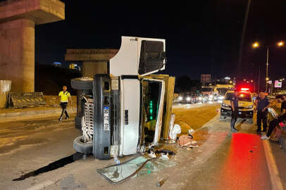 Bursa'da talaş yüklü kamyonet devrildi; 2 yaralı
