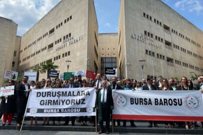 Avukatlardan adliye önünde oturma eylemi