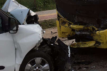 Halk otobüsüyle çarpışan hafif ticari aracın sürücüsü öldü