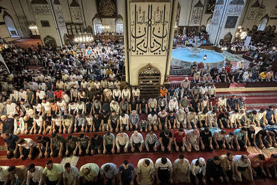 Sosyal mesafesiz ve maskesiz bayram namazı