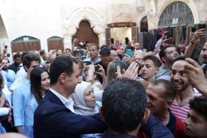 Esad 11 yıl aradan sonra ailesiyle birlikte Halep sokaklarında