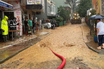 İstanbul'da sağanak etkisini sürdürüyor; Hayat felce uğradı
