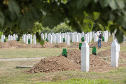 Srebrenitsa'daki Potoçari Anıt Mezarlığı, sessizliğe büründü
