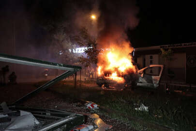 Bursa'da taklalar atarak alev alan otomobilin sürücüsü yaralı olarak kurtarıldı