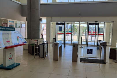 Sağlıkta şiddete karşı hastanelere metal kapı dedektörü