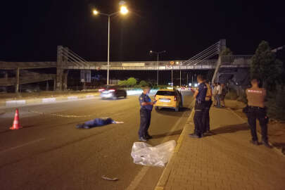 Yolun karşısına geçerken iki otomobilin çarptığı yaya öldü