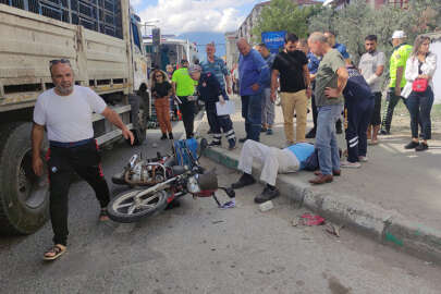Kaldırım ile kamyon arasında sıkışan motosiklet sürücüsü kaza yaptı