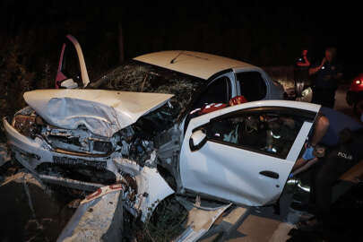 Bursa'da feci kaza; Refüje çarpan otomobilde 1 ölü, 2 ağır yaralı