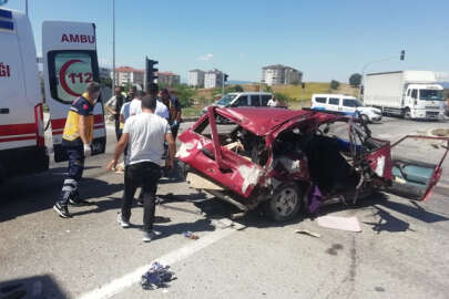 Yenişehir'de tırla otomobil çarpıştı; 3 ölü, 1 yaralı