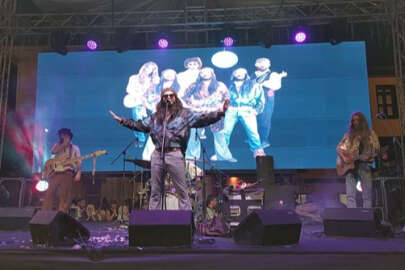 Retrobüs grubu Mudanya'da konser verdi
