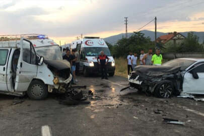 Tarım işçilerini taşıyan minibüs kaza yaptı; 20 yaralı