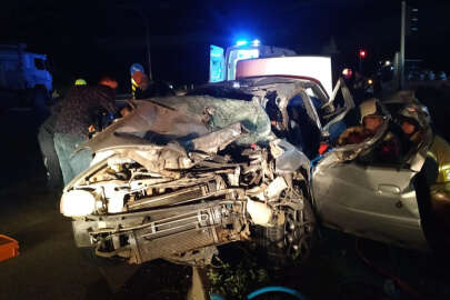 Feci kaza; Otomobil kamyona arkadan çarptı; 1'i ağır 2 yaralı