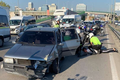 Çalıntı araçla kaçarken kaza yapınca yakalandılar